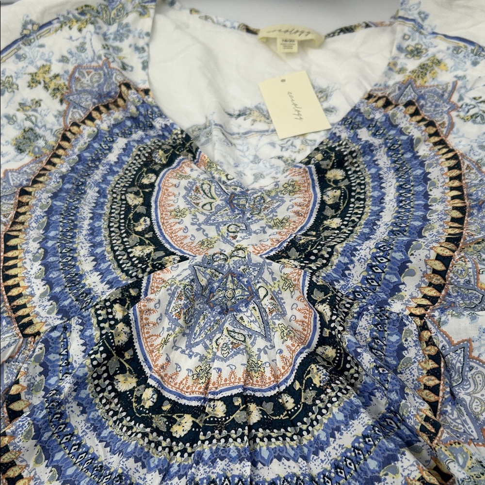 Elegant Blue and White Patterned Blouse - Picture 4 of 16
